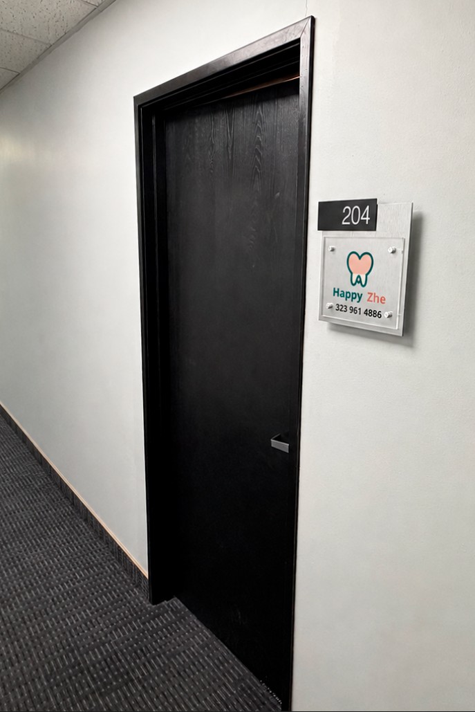 Entrance to the Happy Zhe dental office